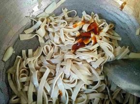 热锅冷油，油热时放入蒜瓣炒香，然后加入豆腐皮翻炒.加入蚝油翻炒20秒后倒入少量清水