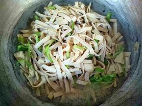 水开后加入青椒翻炒，加入盐，拌匀后出锅即可