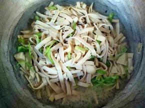水开后加入青椒翻炒，加入盐，拌匀后出锅即可