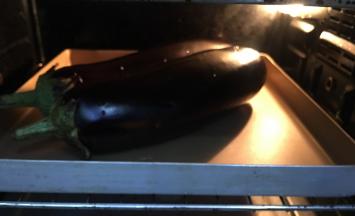 茄子洗净沥干水分，放入事先预热好的烤箱，上下火200度烤15分钟。