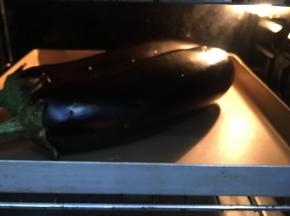 茄子洗净沥干水分，放入事先预热好的烤箱，上下火200度烤15分钟。