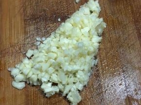茄子烤制的过程准备配料：蒜瓣剁碎。