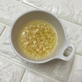 炒至蒜末微黄关火，连同油一起盛入碗中。