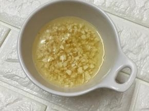 炒至蒜末微黄关火，连同油一起盛入碗中。