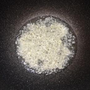 锅中倒入油，下入蒜末中火煸炒。