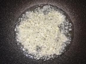 锅中倒入油，下入蒜末中火煸炒。
