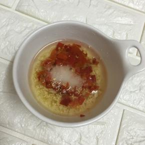 加入盐和鸡精。