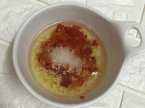 加入盐和鸡精。