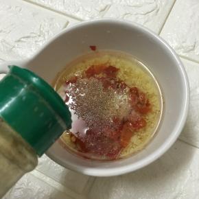 再加入孜然粉，用勺子拌匀备用。