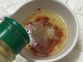 再加入孜然粉，用勺子拌匀备用。