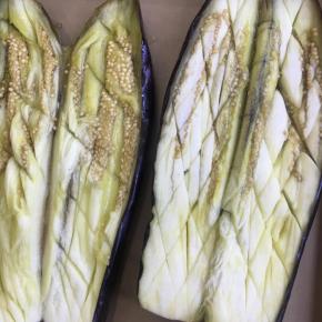 烤软的茄子取出切开，用刀尖在茄肉上划几刀，方便入味。