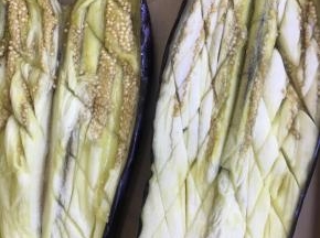 烤软的茄子取出切开，用刀尖在茄肉上划几刀，方便入味。