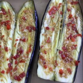 铺上刚才调制好的那碗配料。