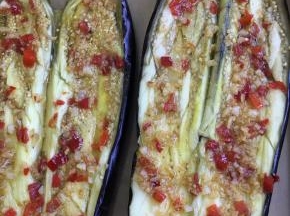 铺上刚才调制好的那碗配料。