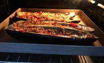 送入烤箱上下火200度，15分钟。