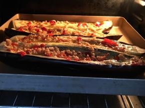 送入烤箱上下火200度，15分钟。