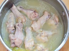 鸡翅根冷水下锅，放入盐、花椒、八角、葱、姜、蒜大火煮开，舀去浮沫后中小火煮半小时左右。
