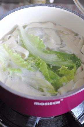 锅里水烧开后，先放面条煮，滚上两水后放入生菜。