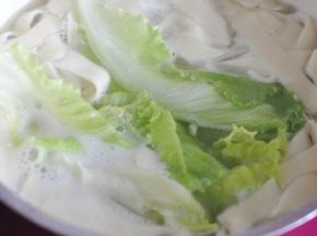 锅里水烧开后，先放面条煮，滚上两水后放入生菜。
