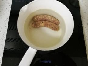 香肠用清水煮熟
