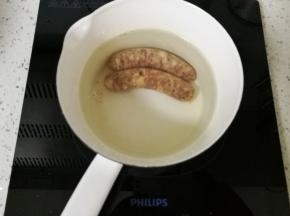 香肠用清水煮熟