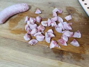 将香肠切成小丁