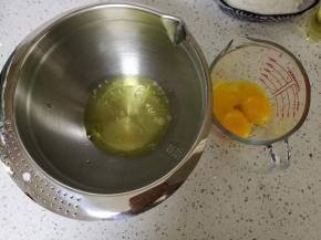 将鸡黄和蛋清分开，装蛋清的盆要无油无水
