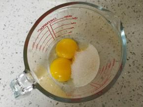 蛋黄加入细砂糖和海盐用打蛋器打到发白，加入色拉油，充分搅匀后再加入牛奶充分搅匀