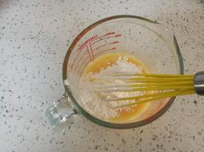 加入过了筛的低筋面粉，搅拌到无干粉无颗粒