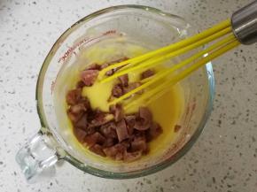 加入香肠丁拌匀，制成蛋黄糊