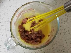 加入香肠丁拌匀，制成蛋黄糊