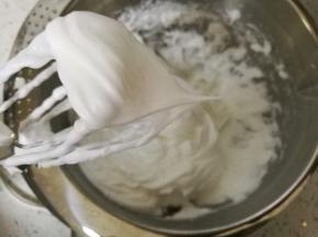 用电动打蛋器打发蛋清，打发时分2次加入白砂糖，直到打蛋器头部可以拉出小尖角，制成蛋白霜