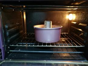 烤箱预热至170℃，将蛋糕模具放在烤箱最下面一层烤30～35分钟，以竹签插入蛋糕内，如果竹签上没有沾上蛋糕就表示烤熟了