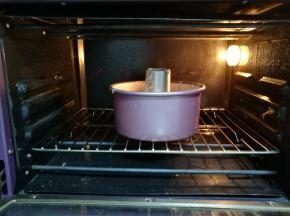 烤箱预热至170℃，将蛋糕模具放在烤箱最下面一层烤30～35分钟，以竹签插入蛋糕内，如果竹签上没有沾上蛋糕就表示烤熟了