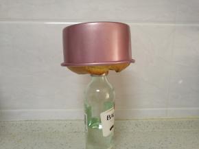 蛋糕烤熟后立即取出，震去热空气倒扣冷却，冷却后脱模食用