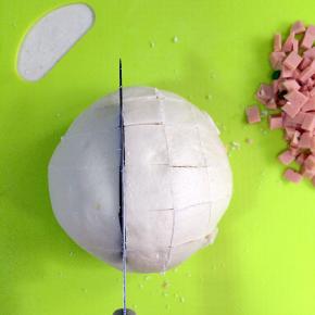 继续把馒头横切几刀，切成网格状。