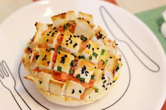 烤完出炉稍放凉后即可食用。