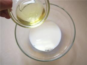 牛奶中加入玉米油，搅拌均匀