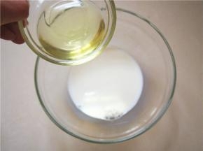 牛奶中加入玉米油，搅拌均匀