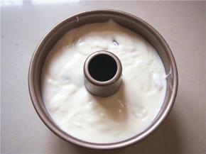 将混合好的蛋糕糊倒入模具中，轻震两下磕出里面大气泡