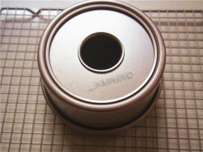 放入预热至160度的烤箱中下层，40分钟左右即可