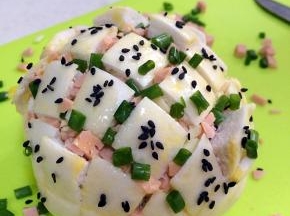 撒上少许黑芝麻。
