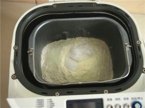 面粉称量好，加入奶粉和糖