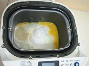 在面包机桶的一侧放入鸡蛋