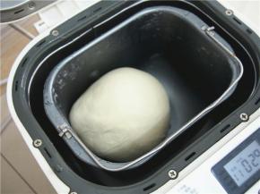 加入清水，揉至光滑后，加入黄油揉至出膜，发酵至2倍大