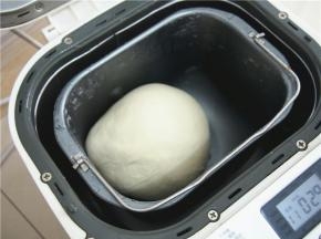 加入清水，揉至光滑后，加入黄油揉至出膜，发酵至2倍大