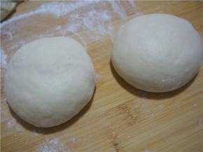 发酵好的面团排气，分成等量的小面团后静置10分钟