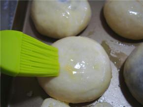 发酵好后刷上一层蛋液