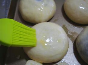 发酵好后刷上一层蛋液