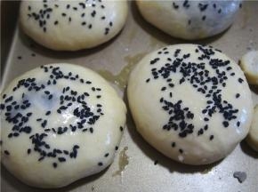 撒上适量黑芝麻。烤箱预热160度，中层，上下火25分钟左右，观察表面成为金黄色即可。